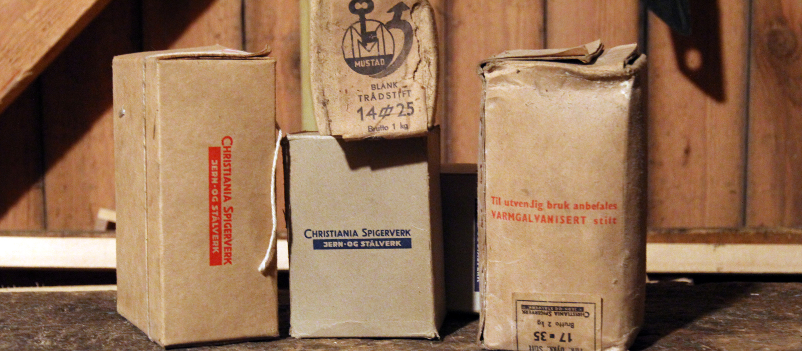 Trivelig emballasje og brukbar norskprodusert spiker fra etterkrigstiden, Christiania Spigerverk og Mustad. Foto: Bygg og Bevar