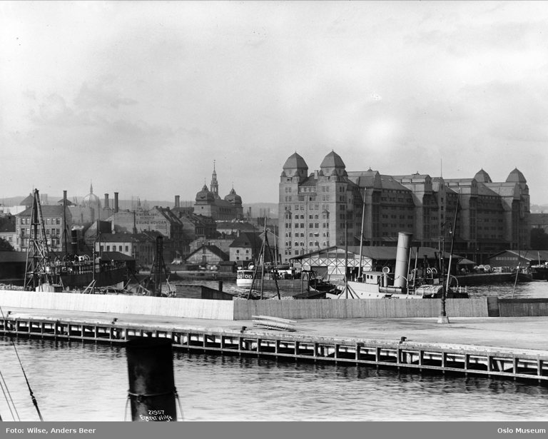 Oslo havnelager ble oppført mellom 1916 og 1920. Byggingen var svært komplisert på grunn av vanskelige grunnforhold, bygningen ble plasstøpt. Betongbygningen ble imidlertid svært solid - blant annet ble fjerdeetasje brukt som tilfluktsrom under krigen. Foto: Anders Beer Wilse/ Oslo museum