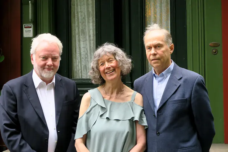 Riksantikvaren Jørn Holme sammen med Vibeke og Gunnar Sæther. Foto: Karen Thommesen, Riksantikvaren