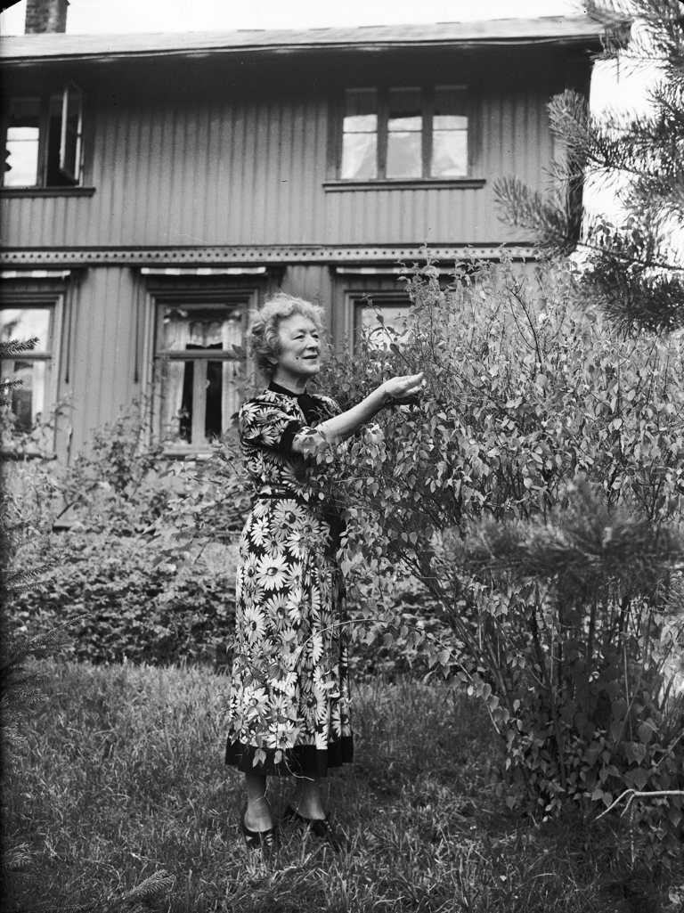 Lalla Carlsen foran "Villa Gro-Gro" i 1949. Foto: Leif Ørnelund, Oslo Museum