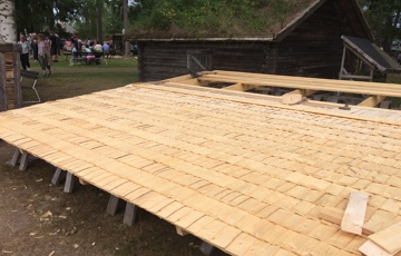 Høvlet spon eller flis er fremstilt ved bruk av en stor høvel, i dette tilfellet en maskinhøvel. Foto: Bygg og Bevar