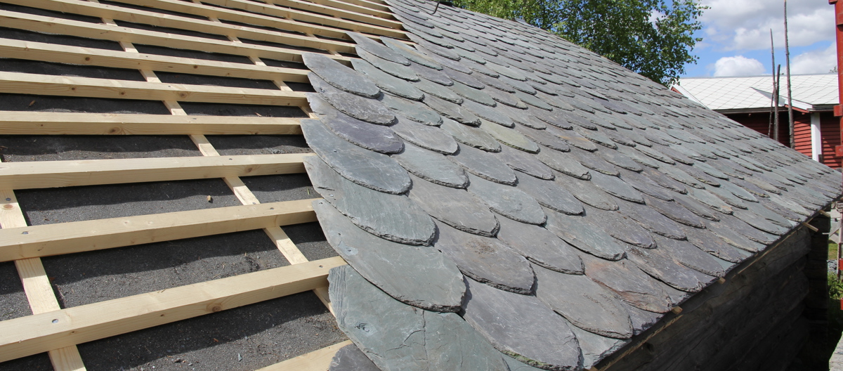 Skifertekking i Valdres. Denne lappskiferen kjennetegnes av en spiss i fremkant. Foto: Bygg og Bevar