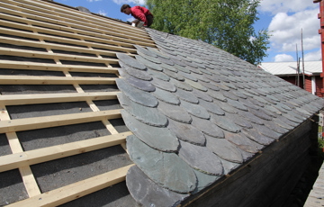 Skifertekking i Valdres. Denne lappskiferen kjennetegnes av en spiss i fremkant. Foto: Bygg og Bevar