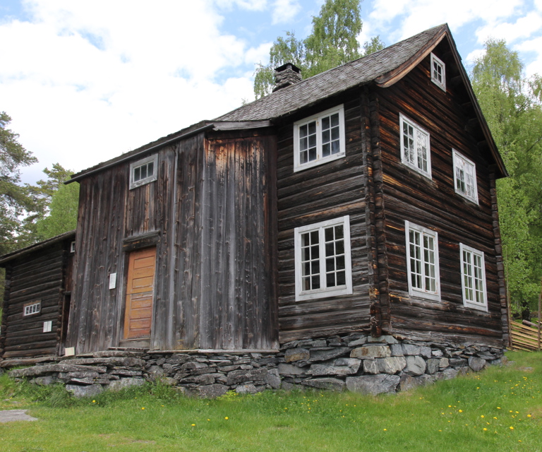 Laftet-hovedhus-paa-Valdres-folkemuseum-som-er-brunfarget-av-solen-Foto:-Bygg-og-Bevar