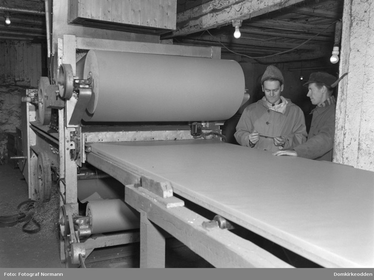 ikke-spurt-om-bruk-halmplatefabrikken-ulven-paa-ring-interioer-fra-produksjonen-av-halmplater-fotograf-normann-domkirkeodden-halmplateisolasjon.jpg