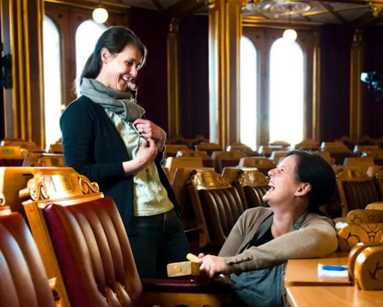 Sarah B Eggen og Bente gjør restaureringsarbeider på Stortinget
