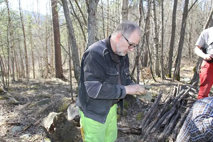 Haakon-Aase-kontrollerer-leirmoertelen-som-skal-brukes-ved-muring-Foto-Bygg-og-Bevar
