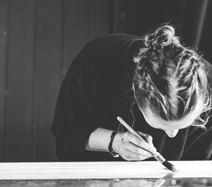 Ella Mørtsell maler vindu. Å i Lofoten. Foto: Bård Gundersen, TUN media