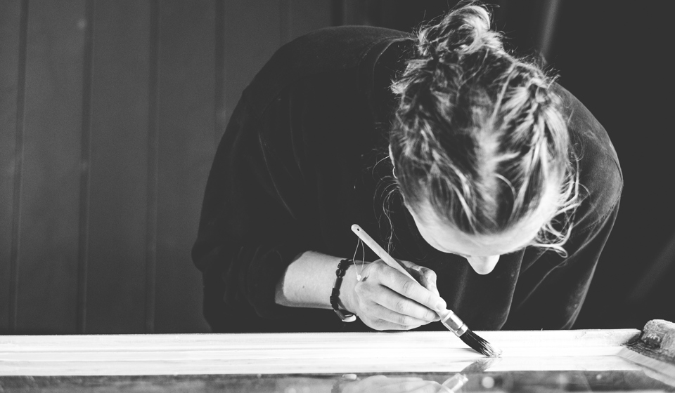 Ella Mørtsell maler vindu. Å i Lofoten. Foto: Bård Gundersen, TUN media