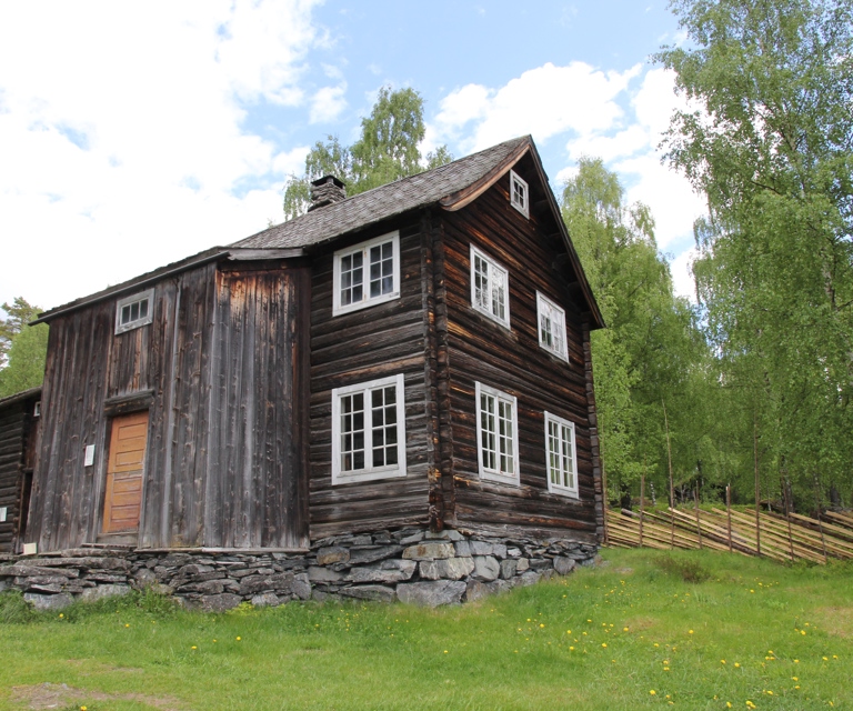 Tørrmurt grunnmur av naturstein på Valdres folkemuseum. Foto: Bygg og Bevar