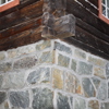 Fundament av murt naturstein. Foto: Bygg og Bevar