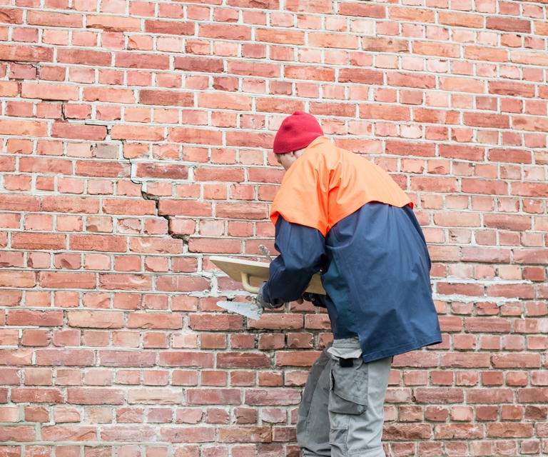 Sprekker i mur og grunnmur må holdes under oppsyn, men trenger ikke å medføre fare for huset. Foto: Sjur Harby