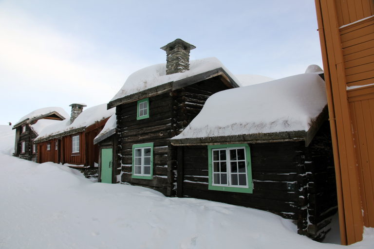 Gamle-hus-en-snoerik-vinter-paa-Roeros-Foto:-Bygg-og-Bevar