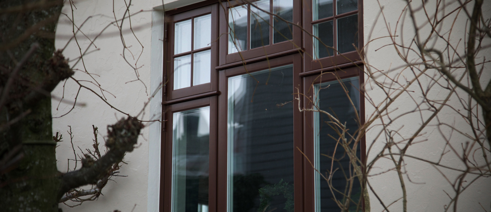 De nye vinduene fra Bykle Vindu AS er helt riktige for stilepoken og er som smykker på huset. Foto: Lise Bjelland