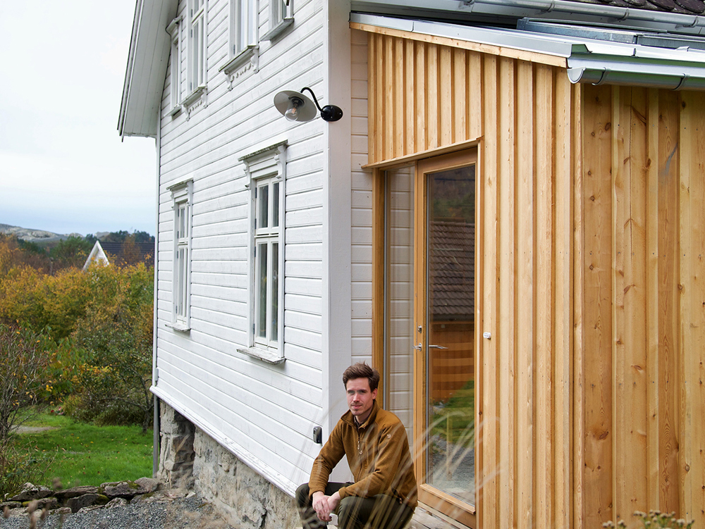 Arkitekt Simen har tegnet et nytt, moderne tilbygg til det gamle huset i sveitserstil. Dette har blitt husets nye inngangsparti som foreløpig mangler en trapp. Her ble det også plass til et lekkert baderom. Foto: Lise Bjelland