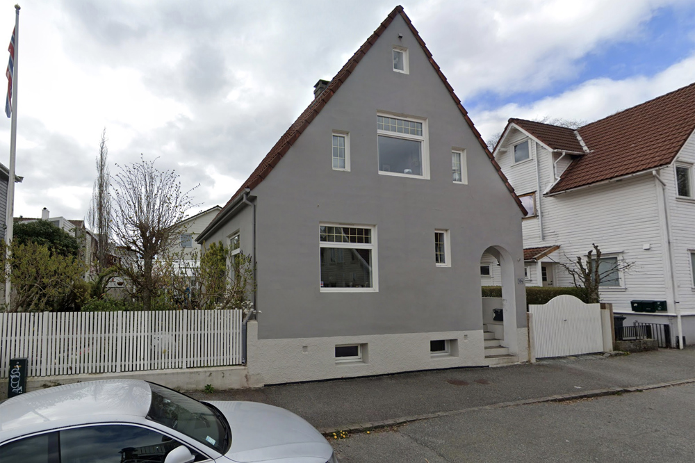 Huset i Møllegata som det tidligere så ut med vinduer fra 70-tallet. Foto: Lise Bjelland