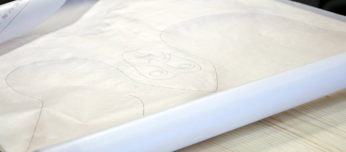 Treskjærer Jens Kåre Holen har kopiert ornamentikken på det opprinnelige gildebordet som er magasinert på Maihaugen. Nå skjæres en kopi - som skal brukes på fest og som skal beskytte deltakerne mot Mara. Foto: Bygg og Bevar