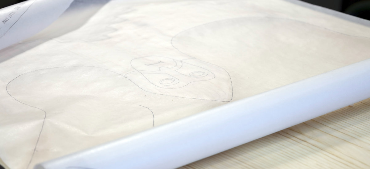 Treskjærer Jens Kåre Holen har kopiert ornamentikken på det opprinnelige gildebordet som er magasinert på Maihaugen. Nå skjæres en kopi - som skal brukes på fest og som skal beskytte deltakerne mot Mara. Foto: Bygg og Bevar