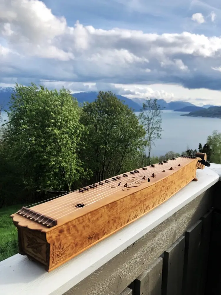 Her ser du resultatet av Guros langeleik – et tradisjonelt norsk folkemusikkinstrument hun lagde på Treseminaret på Hjerleid.