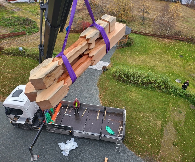 Bygningsdeler-maa-heises-opp-med-kranbil-Foto-Loeken-Bygg