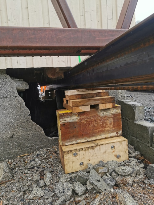 Oppklossing av ståldragere for jevnt møte med bunnsvill. Om nødvendig klosses det opp mellom stål og  bunnsvill. Flatnesveien 275 Foto: TRFK ved Heike Schmidtko