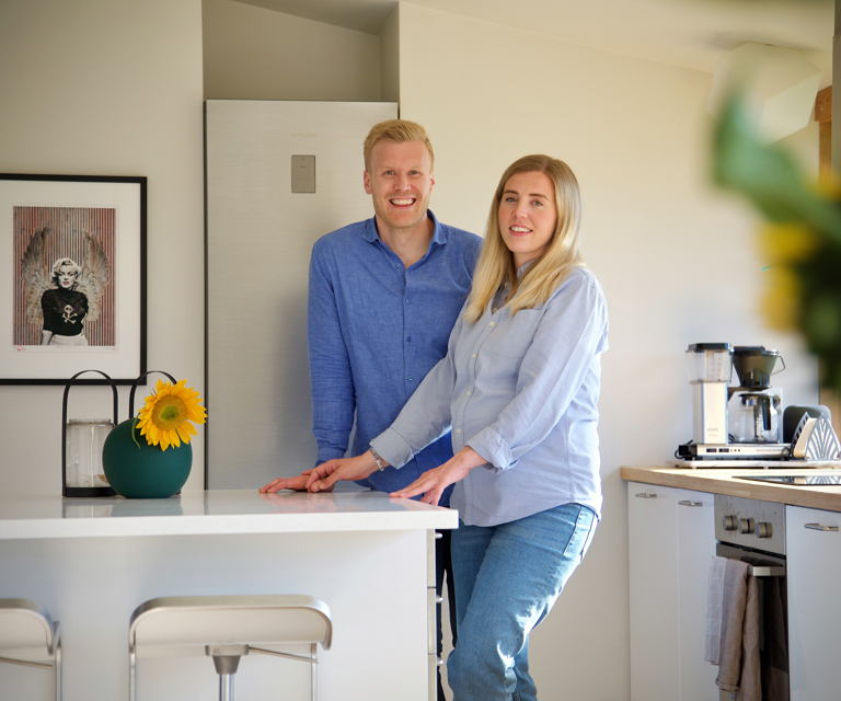 Lovise og Espen på kjøkkenet. Sammen har de skapt et hjem som både ivaretar husets arkitektoniske kvaliteter og deres egen families behov.