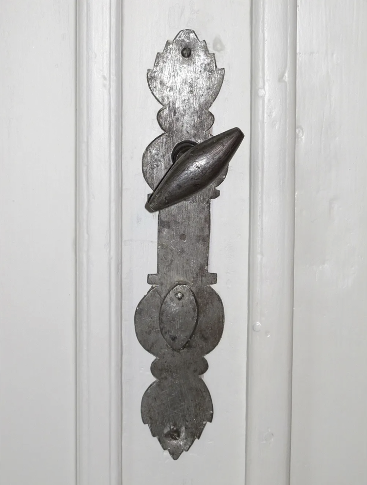 Dørhåndtak av jern fra siste del av 1700-tallet. Foto: Norske Hjem