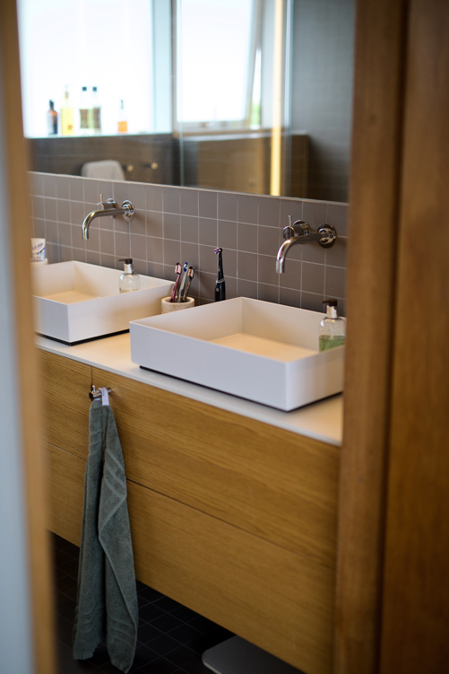 Badet er oppgradert med respekt for husets materialbruk og enkle formspråk. Foto: Lise Bjelland