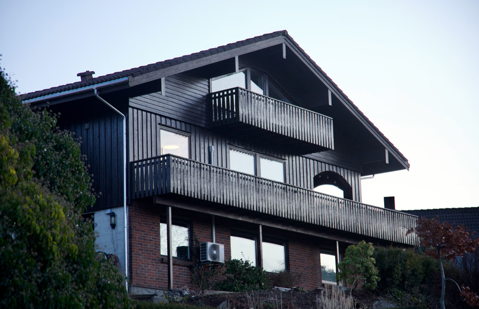 Tyrolerhus sett fra siden, der bredden og de overdekkede uteplassene kommer tydelig frem. Foto: Lise Bjelland