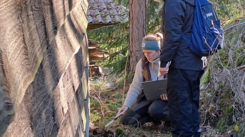 Undersøkelse i felt. Foto: Linn Marie Krogsrud, Buskerud bygningsvernsenter 