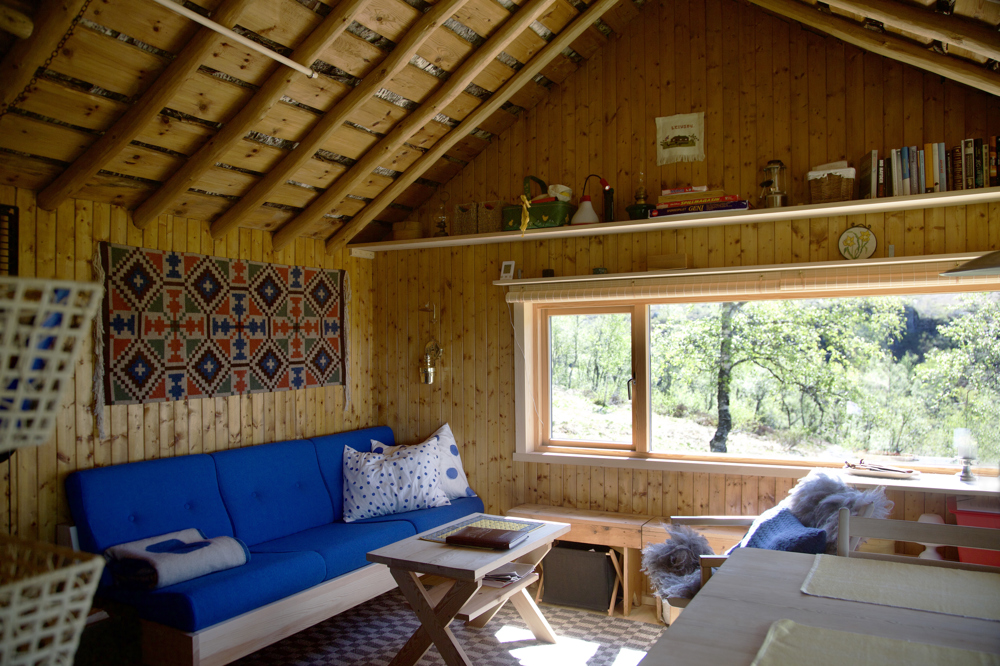 Marit lette lenge i butikker etter et åkle som kunne passe med fargen på sofaen. Til slutt dukket det perfekte opp på Finn. Foto: Lise Bjelland