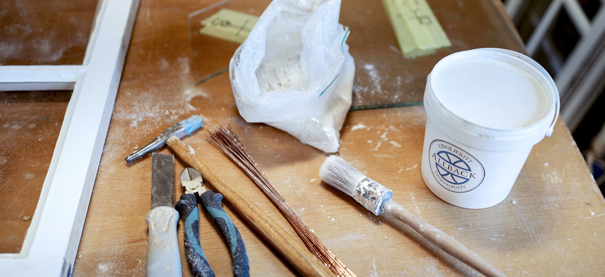 Når vinduene skal monteres, kittes og males er dette verktøyet du trenger. Foto: Marlen Langeland Hagen