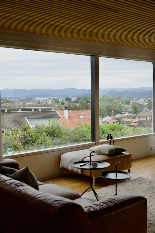 Fra stuen åpner utsikten seg mot Stavanger-landskapet. Vinduene er plassert for å ramme inn omgivelsene. Foto: Lise Bjelland