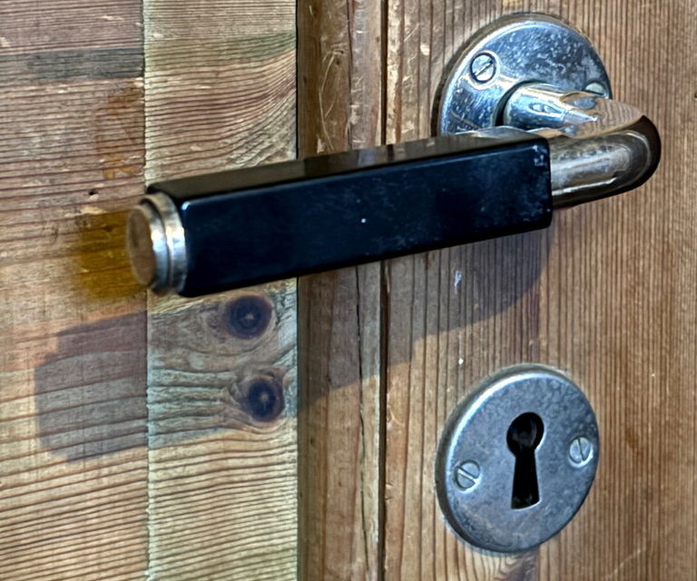 Dørhåndtak med bakelitt fra 1939. Foto: TH Frøyset, Norske Hjem