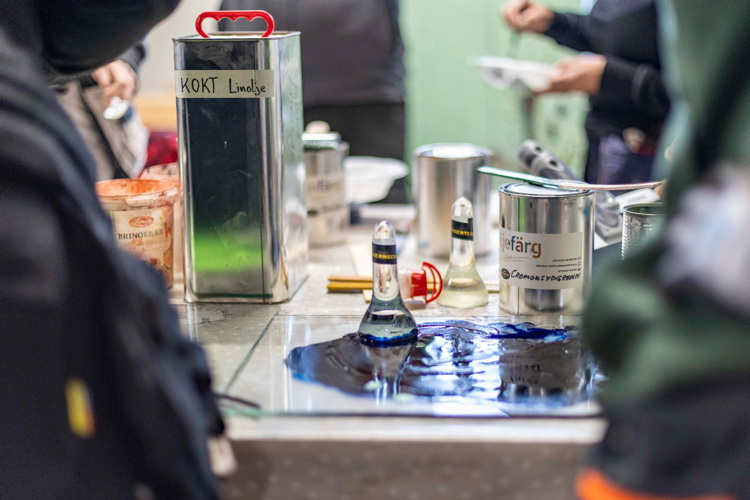 Fremstilling av maling: Pigmentene arbeides inn i linoljen med glassløperen. Foto: Bygg og Bevar