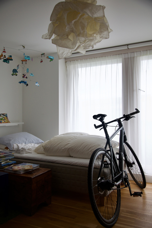 Rommene i underetasjen har godt med dagslys fra de store vinduene. Foto: Lise Bjelland