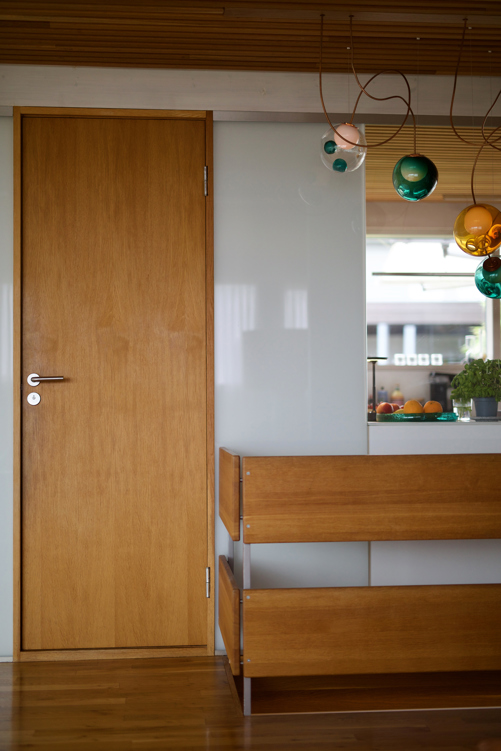 Originale materialer og detaljer preger fortsatt interiøret. Hvitslemmede teglvegger, eik, og hvite gjennomlysbare glassvegger. Velfungerende siktlinjer, er sentrale kvaliteter i huset fra 1963. Foto: Lise Bjelland