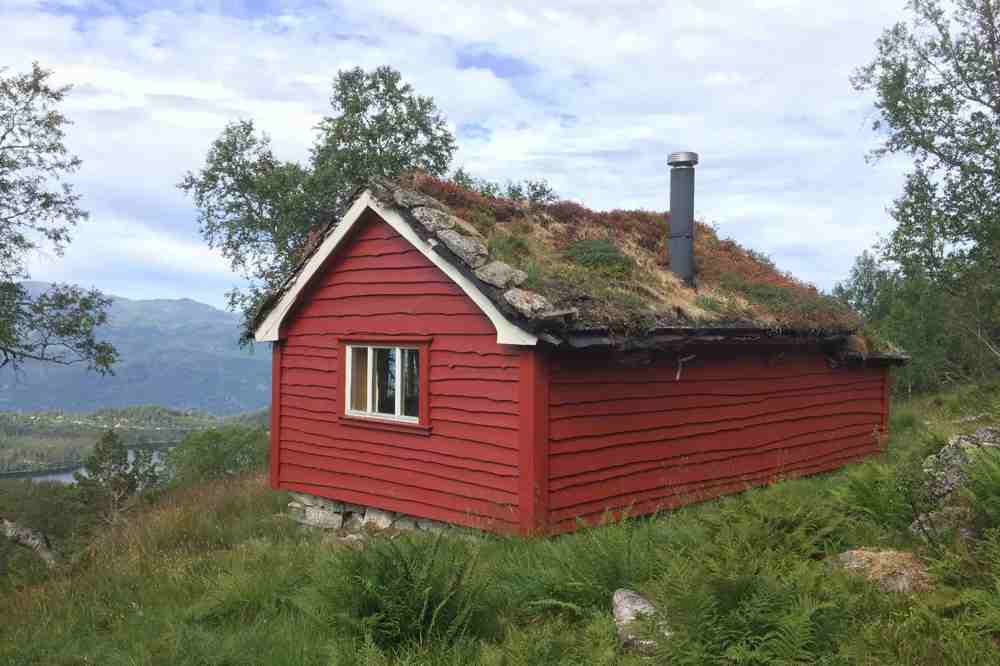Marit minnes barndommens påske- og sommerferier når hele familien var på hytten ved Krokavatnet. Faren hjalp til i arbeidet på hjemgården i Maldal, mens moren, Marit og søsknene koste seg på hytta og med turer. Foto: Lise Bjelland