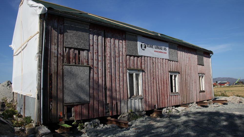 Hoøyvegen 128 med ståldragere plassert under bunnsvillene før flytting. Foto: TRFK ved Heike Schmidtko