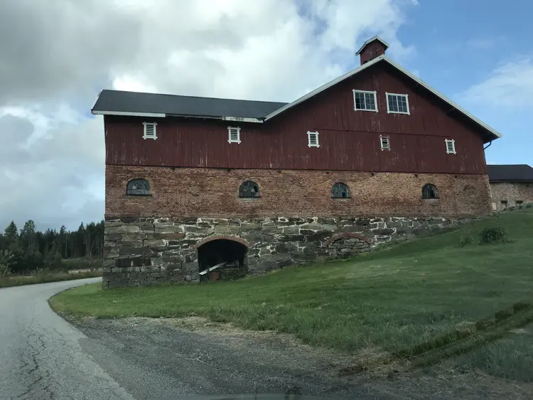 Låve med teglfjøs og gjødselkjeller av naturstein foto Bygg og Bevar