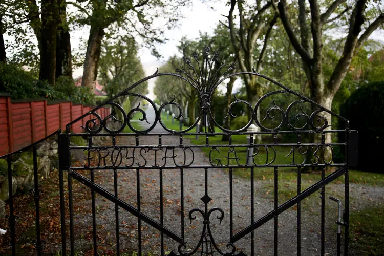 Smijernsport som markerer inngangen til et område med historie som tidligere Frøgård. Foto: Lise Bjelland