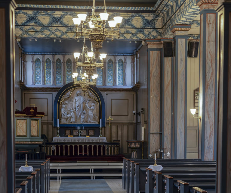 Kirken er marmorert innvendig, og arbeidet vil kreve spesialkompetanse på marmorering.