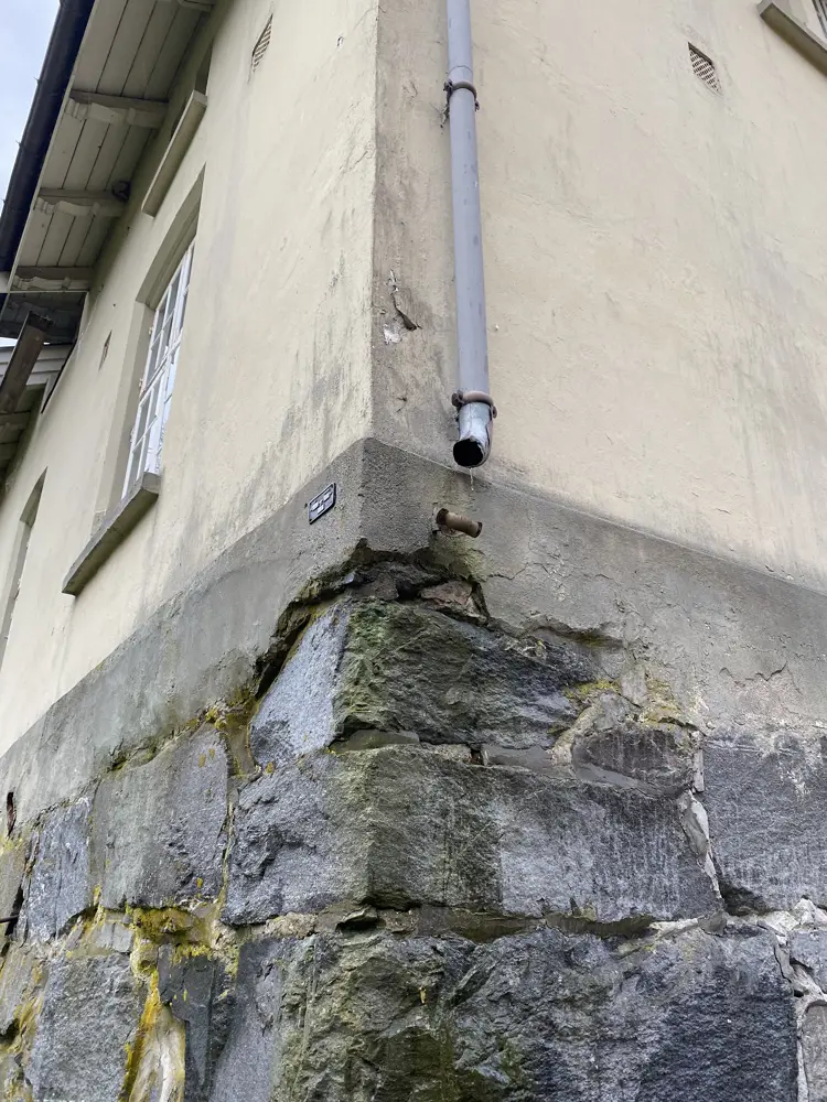 Nedloep-som-foraarsaker-skade-på-murvegg-foto-Bygg-og-Bevar