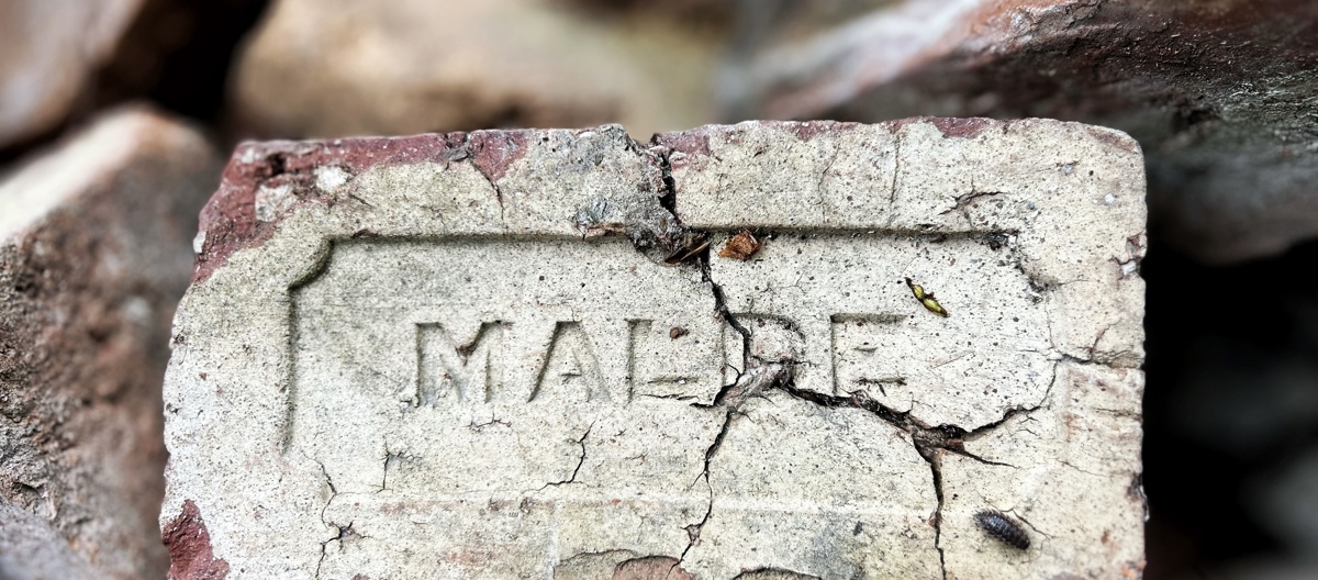 Materialer kan brukes igjen. Ombruk gir både sjel og bærekraft. Det handler om å se verdien i det som allerede finnes. Fagfolk og håndverkere sitter på kunnskapen som gjør ombruk mulig i praksis. Foto: Bygg og Bevar