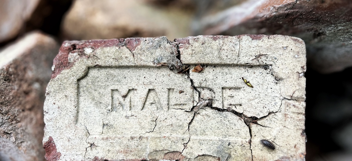 Materialer kan brukes igjen. Ombruk gir både sjel og bærekraft. Det handler om å se verdien i det som allerede finnes. Fagfolk og håndverkere sitter på kunnskapen som gjør ombruk mulig i praksis. Foto: Bygg og Bevar