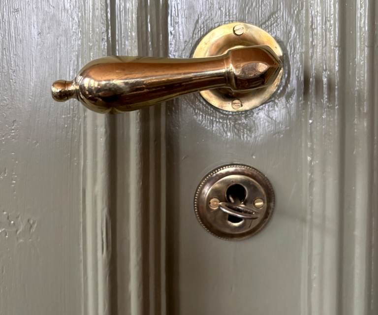Dørhåndtak til ytterdør, i messing fra 1913. Foto TH Frøyset, Norske Hjem