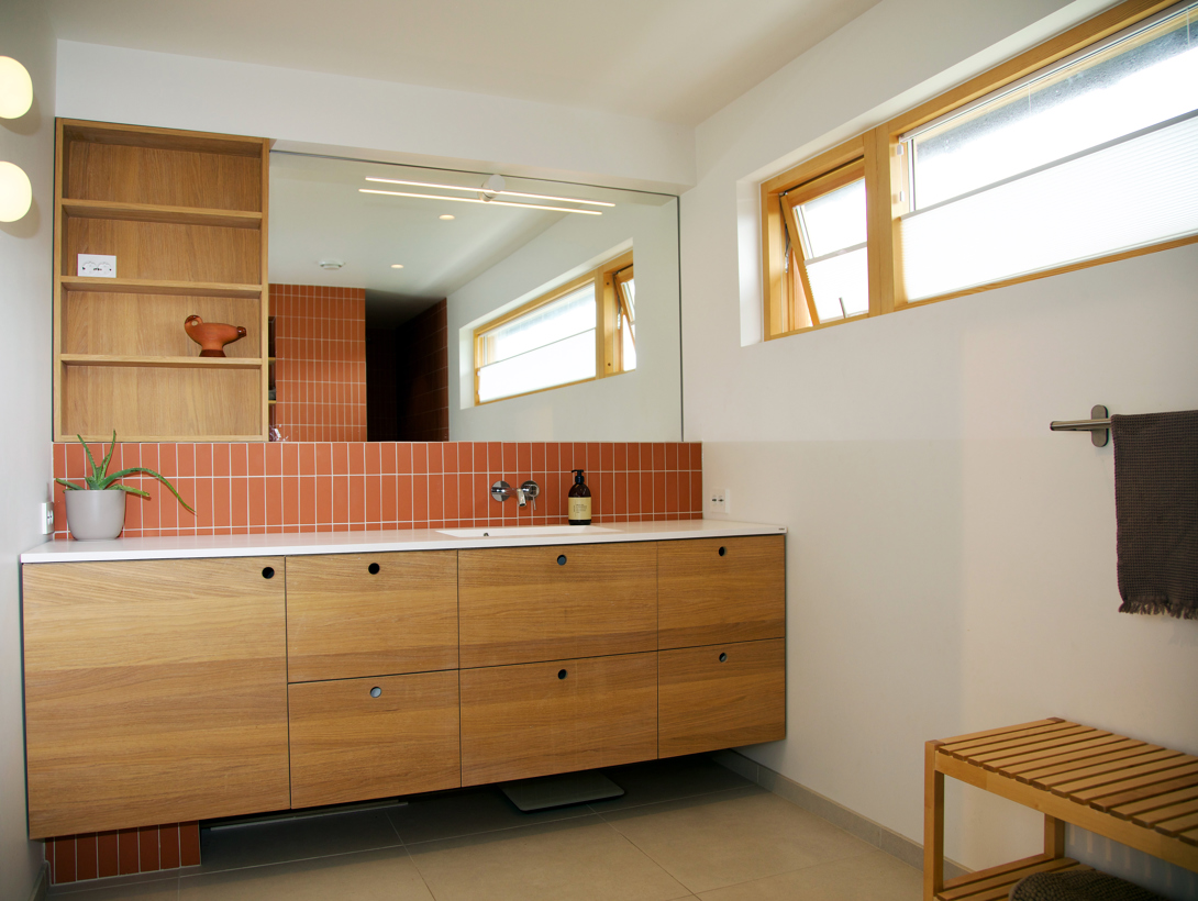 Badet er oppgradert for dagens bruk, samtidig som husets materialpalett er videreført. Foto: Lise Bjelland