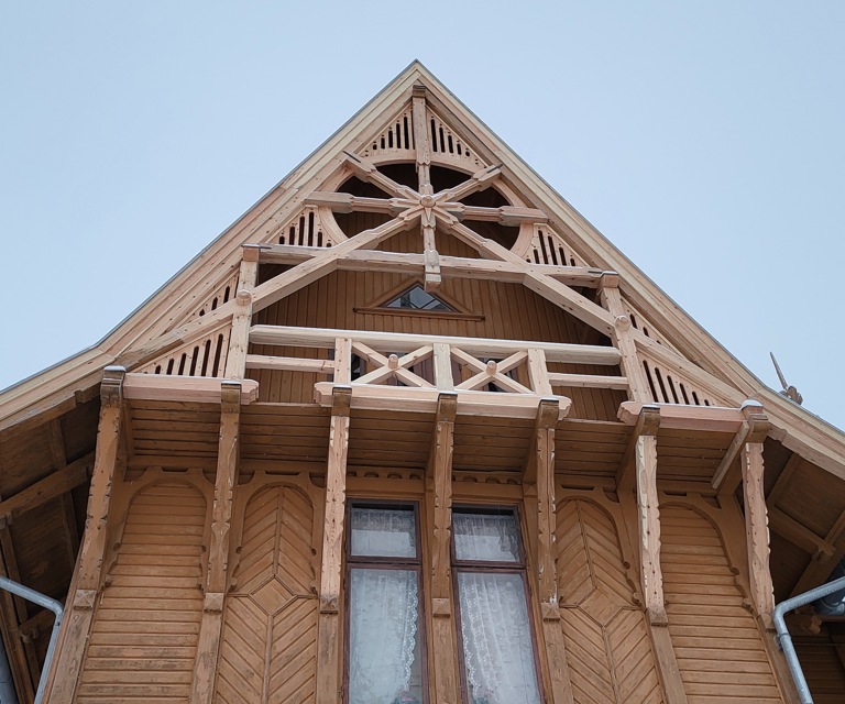 Gavlrosen-paa-Villa-Fridheim-er-ferdig-restaurert-Foto-Loeken-bygg