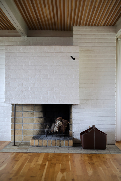 Den originale peisen står fortsatt som et naturlig blikkfang i stuen. Foto: Lise Bjelland